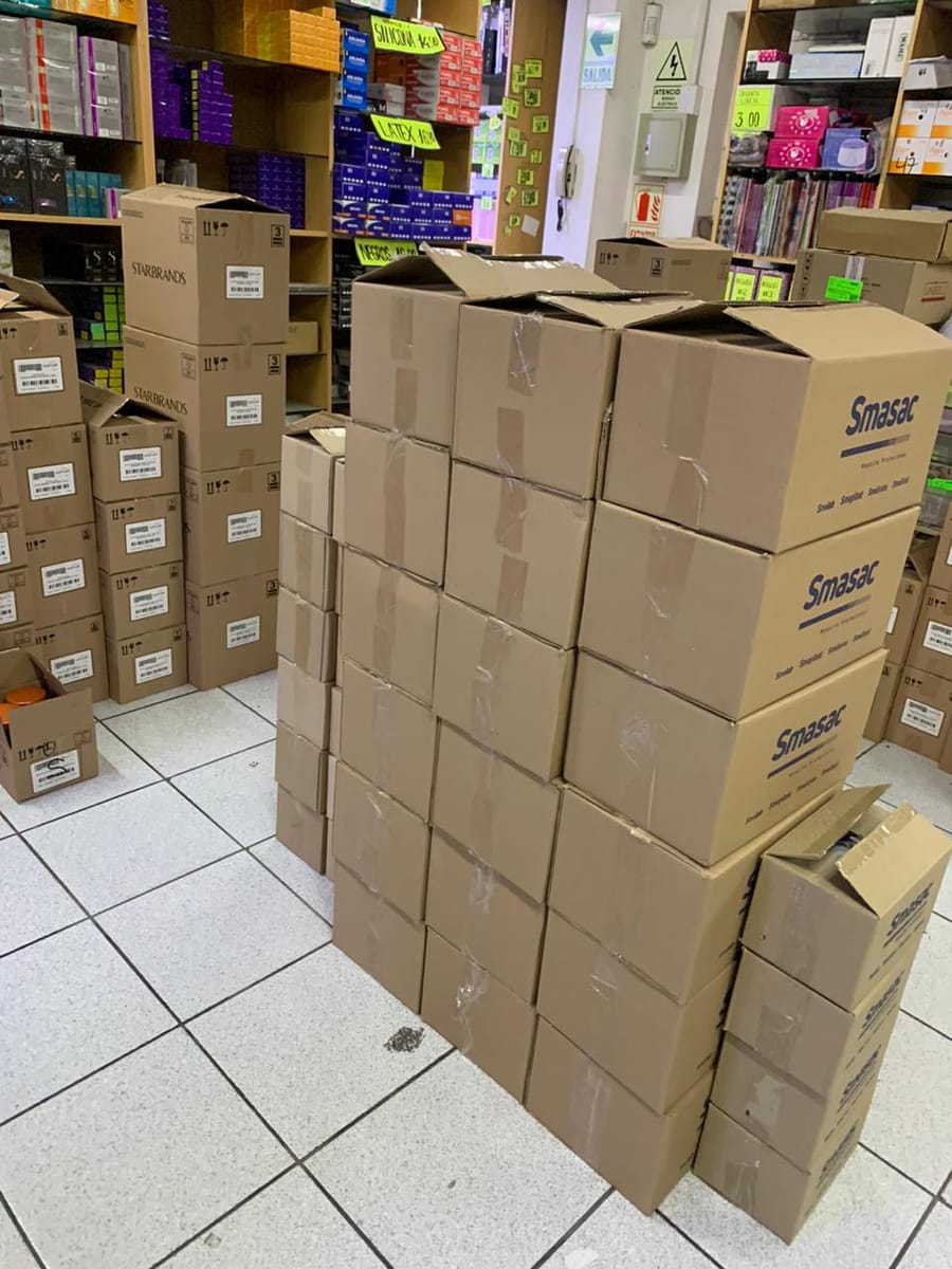 Cajas de talcos Cussons apiladas en el local del cliente, pedido de gran volumen